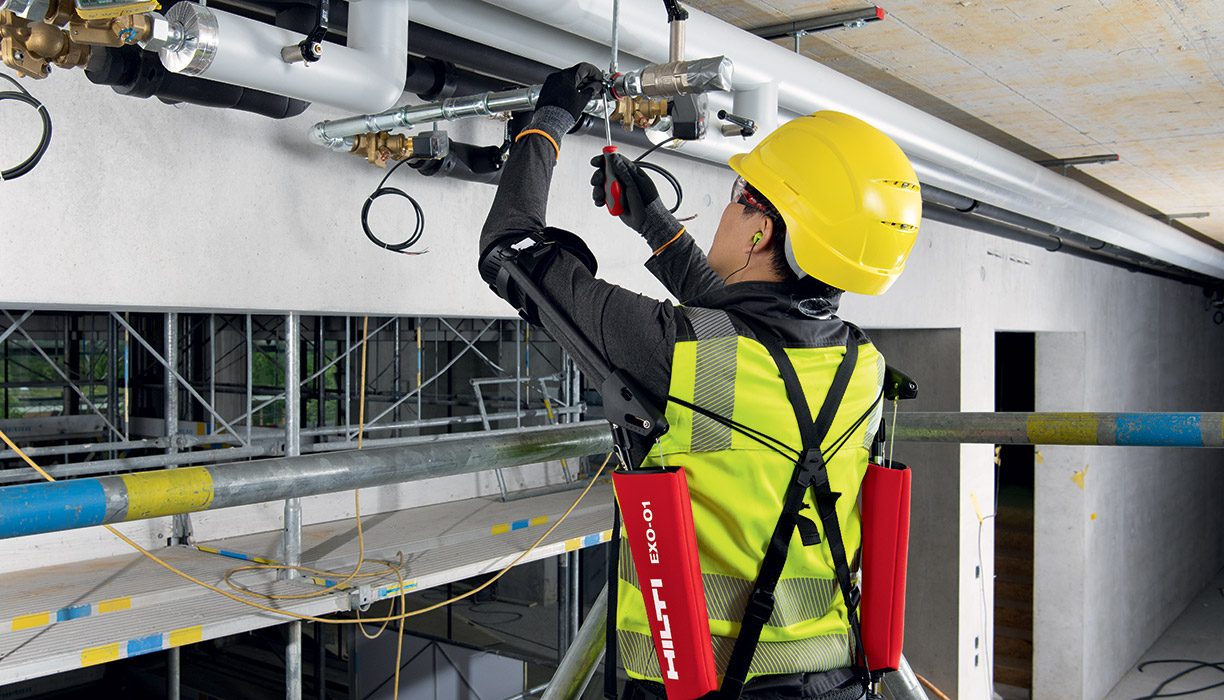 Reducer belastningen med EXO-O1-til arbejde over hovedhøjde