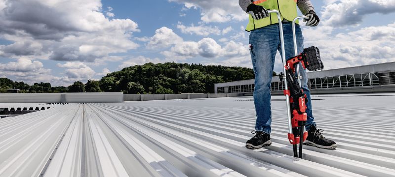 ST 2000-22 Batteridrevet metalskruemaskine Lettere men mere kraftfuld batteridrevet metalskruemaskine til tunge fastgørelsesopgaver Arbejdsopgaver 1