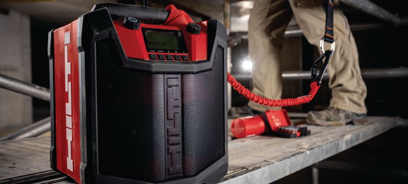 R 6-22 byggepladsradio Batteridrevet bærbar byggepladsradio med op til 22 timers afspilning pr. opladning og ekstra holdbarhed til brug på byggepladser (Nuron-batteriplatform) Arbejdsopgaver 1